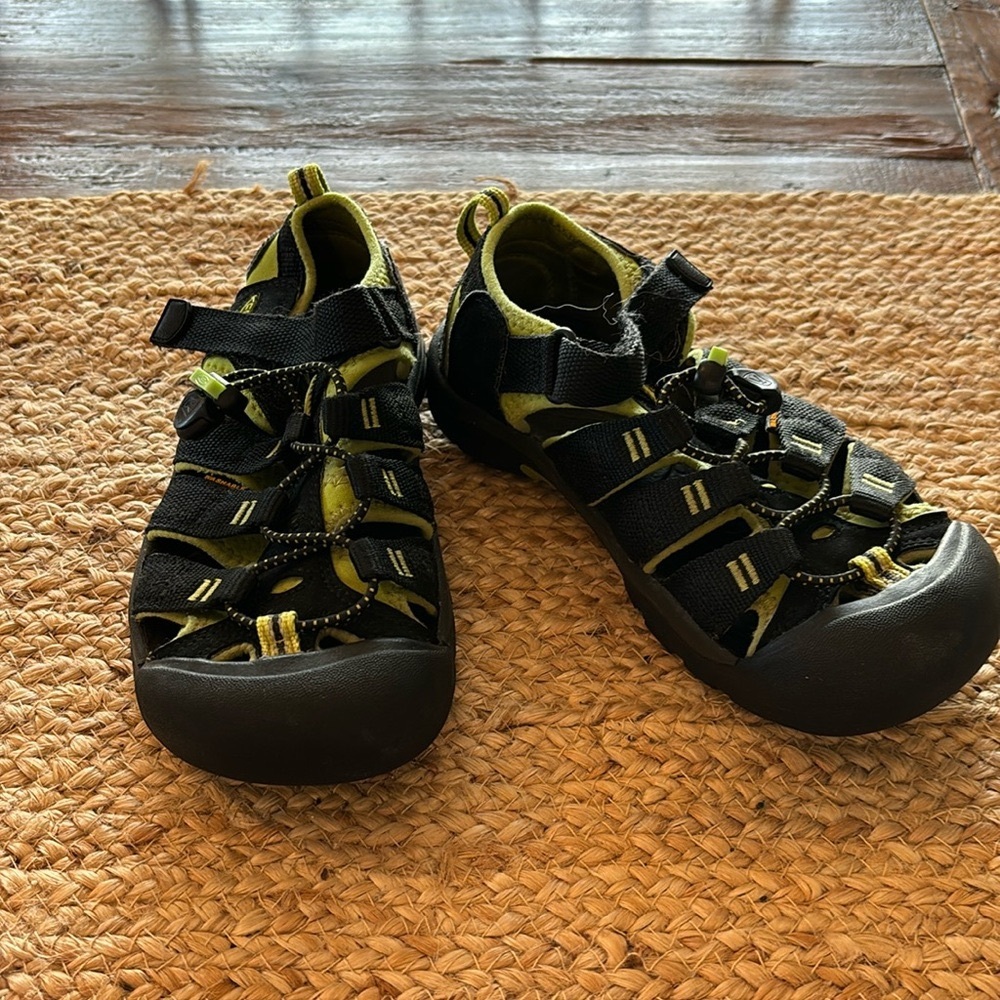 Keen Youth Hiking/water shoes black and neon green‎ youth size 2
